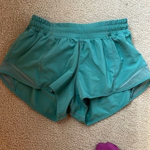 lululemon hottie hot shorts 2.5”